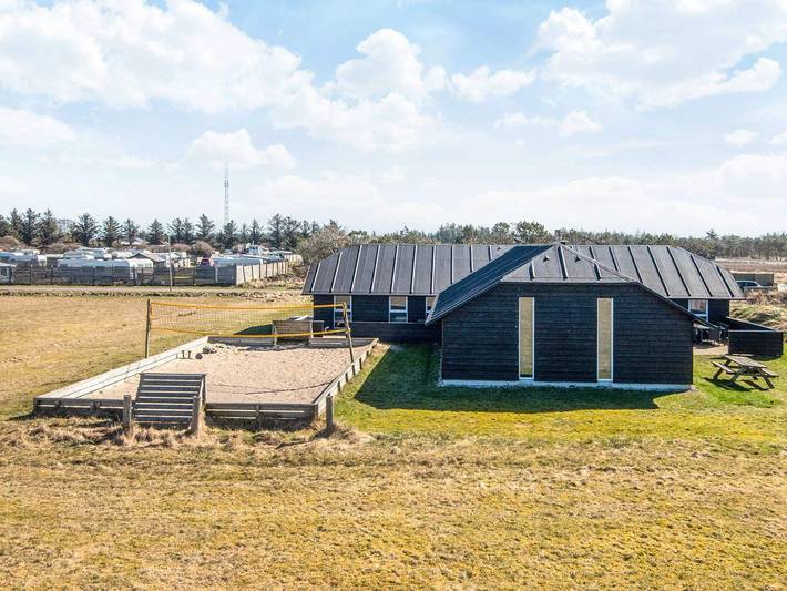 Ferieudlejning for 24 personer, med terrasse og pool, børnevenlig i Thy Nationalpark