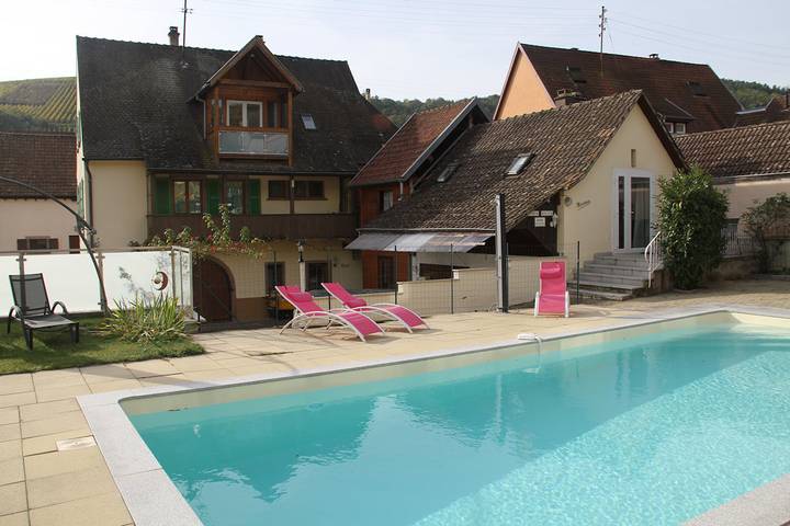 Gîte pour 4 personnes, avec jacuzzi et piscine ainsi que balcon et jardin à Katzenthal