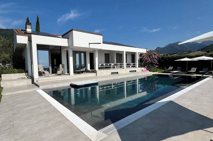 Villa Vista Lago Con Piscina Sulla Collina Di Salo’ Cir in Roè Volciano, Prealpi Gardesane