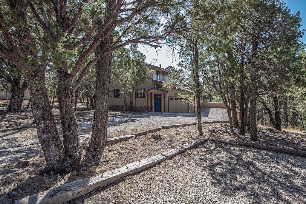 \"Mountain Escape,\" Our cozy mountain home, Quiet Neighborhood in Alto, Ski Apache