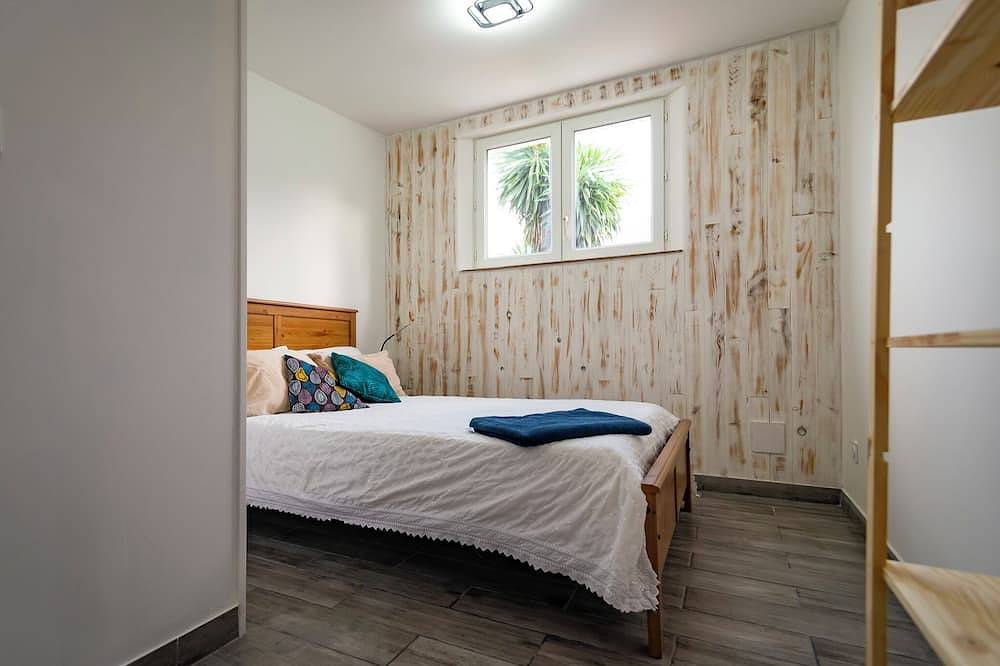 Appartement entier, Modern, New, Stylish, 3 Bed, 2 Bath, Self Catering Gite. Private Garden & Pool! in Laroque-des-Albères, Côte méditerranéenne (France)