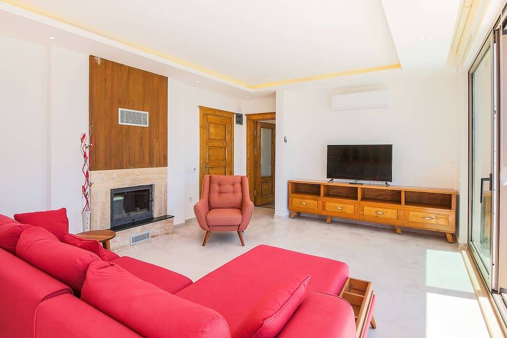 Secluded Sea‑View Romantic Escape • En‑Suite • Jacuzzi • Private Pool in Kaş, Saklıkent