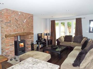 Cottage for 10 People in Alton Towers, Staffordshire, Photo 1