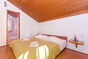 Vacation Rental for 4 Guests in Hvar, Dalmatian Islands, Picture 2
