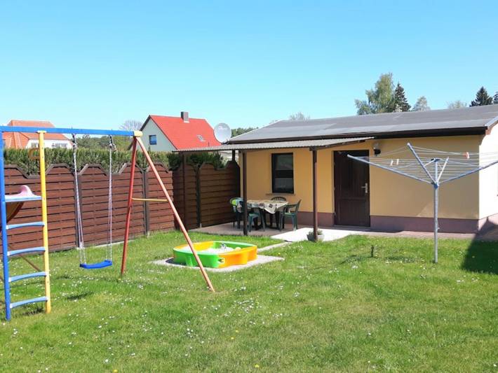 Bungalow für 4 Personen, mit Terrasse und Garten