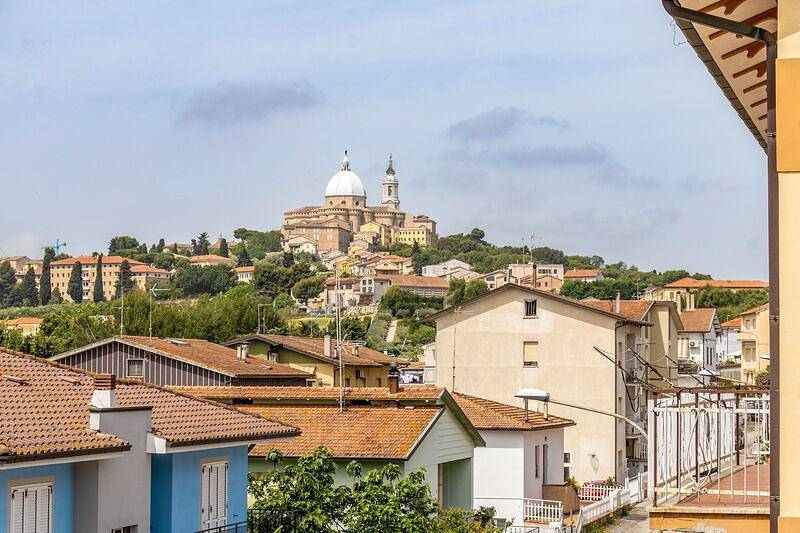 Entire holiday apartment, Holiday apartment for 5 people with terrace in Loreto, Ancona Province