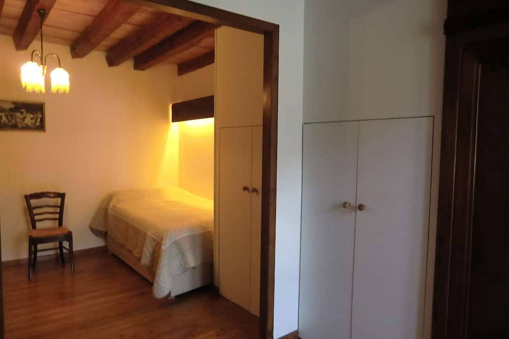 Maison de caractère près de Arreau dans village typique des Hautes-Pyrénées in Ardengost, Pyrénées