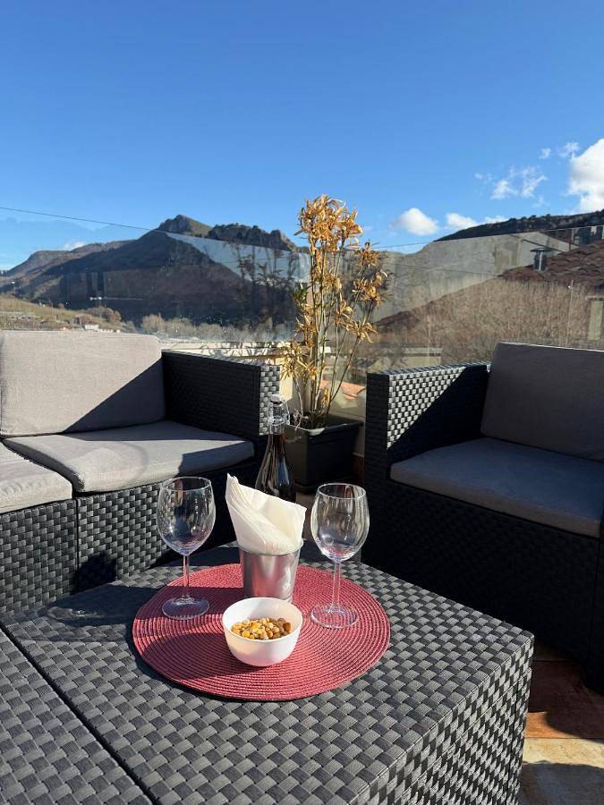 Casa de vacaciones para 8 personas, con piscina además de vistas y terraza en La Rioja