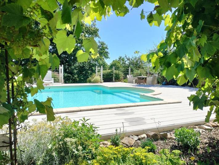 Location de vacances pour 7 personnes, avec Terrasse ainsi que Jardin et Piscine à Saint-Bazile