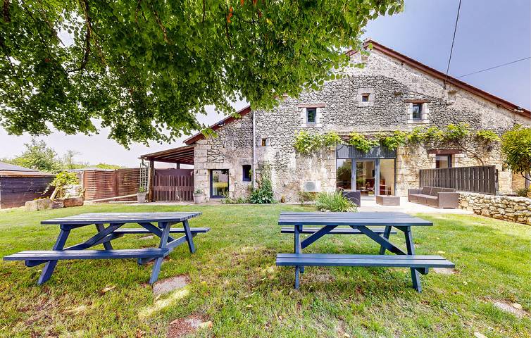 Gîte pour 8 personnes, avec piscine à Vieux-Mareuil