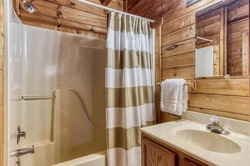 Log Cabin for 4 Guests in Pigeon Forge, Sevier County, Picture 2
