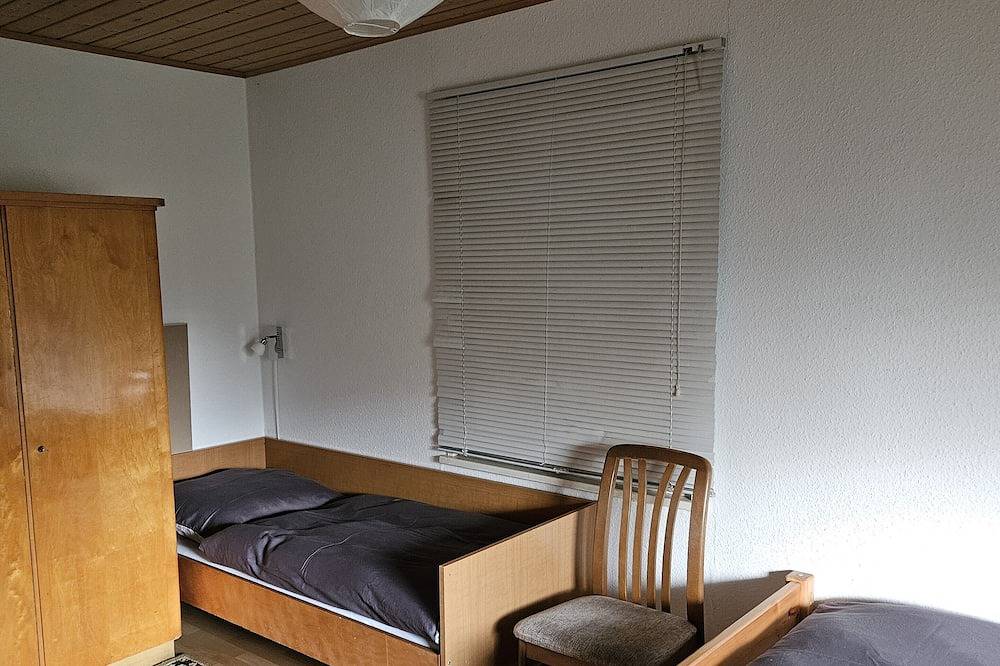 Bungalow with large sunbathing lawn on the outskirts of Berlin in Marzahn - Hellersdorf, Berlín