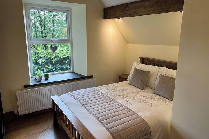Howard Park - Oak Lodge . Peak District access with direct trains to Manchester in Glossop, Derbyshire