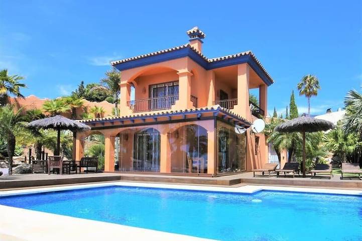 Villa pour 4 personnes, avec balcon ainsi que piscine et jardin à Estepona