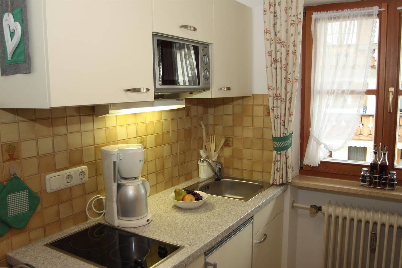 Geheel vakantieappartement, "Nr. 2" - Fewo/Wohn-Schlafraum/Dusche, Wc in Mittenwald, Beierse Alpen