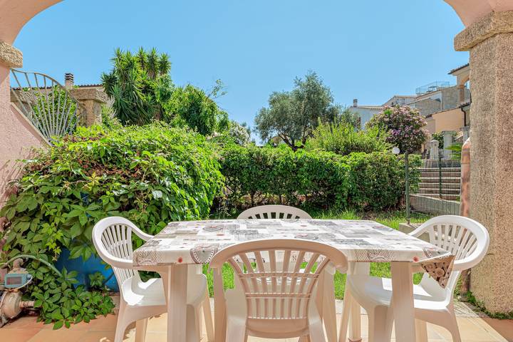 Appartamento intero, Appartamento 'Deledda' con terrazza privata, giardino privato e aria condizionata in San Teodoro, Olbia-Tempio