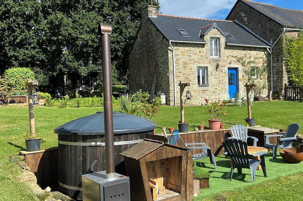 Rural country cottage with hot tub in the tranquil Breton countryside in Plouguenast, Côtes-d'Armor