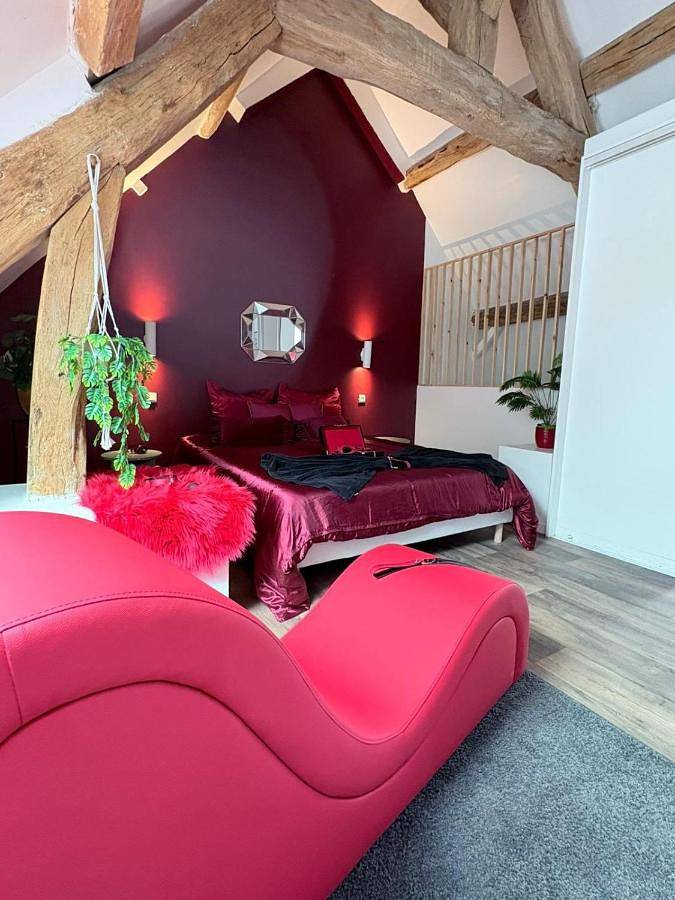 Appartement entier, Red Passion Love room near Disney in Lesches, Seine-et-Marne