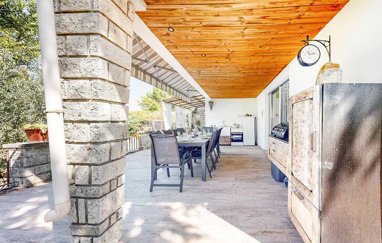 Appartement avec vue sur la montagne, parking et piscine in Lamotte-du-Rhône, Vaucluse