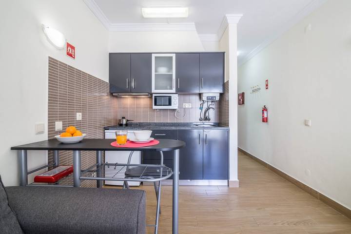 Appartement entier, Studio ensoleillé à Albufeira avec Wi-Fi, balcon et proche de la plage in Albufeira e Olhos de Água, District de Faro