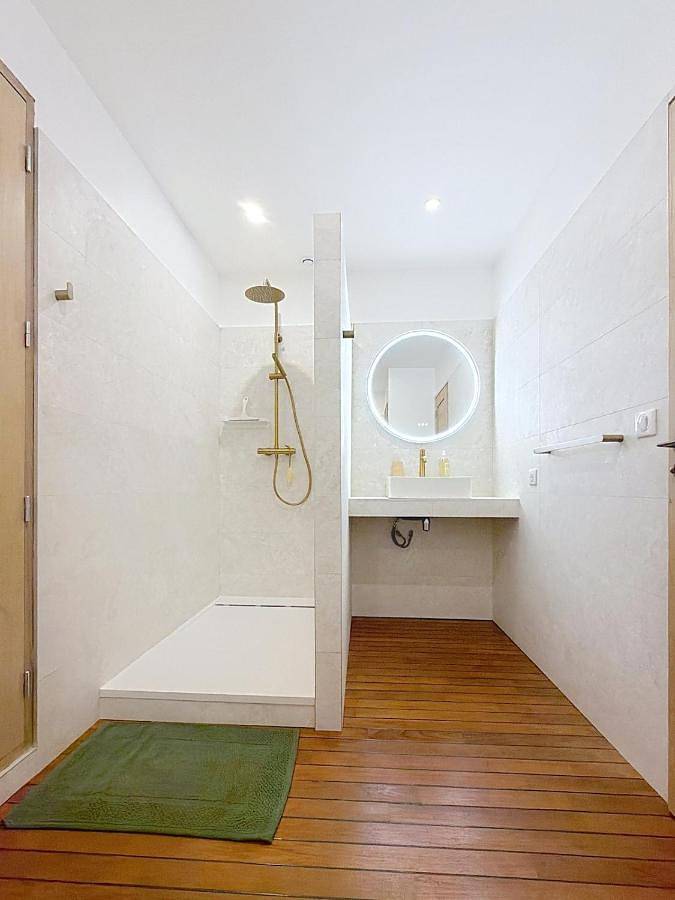 Location de vacances pour 4 personnes, avec vue ainsi que jardin et piscine à Domazan - 3