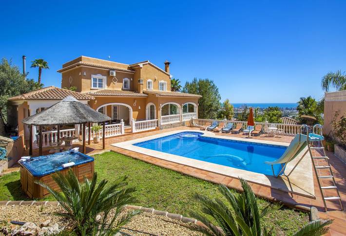 Villa für 12 Personen, mit Whirlpool und Terrasse sowie Garten in Calpe