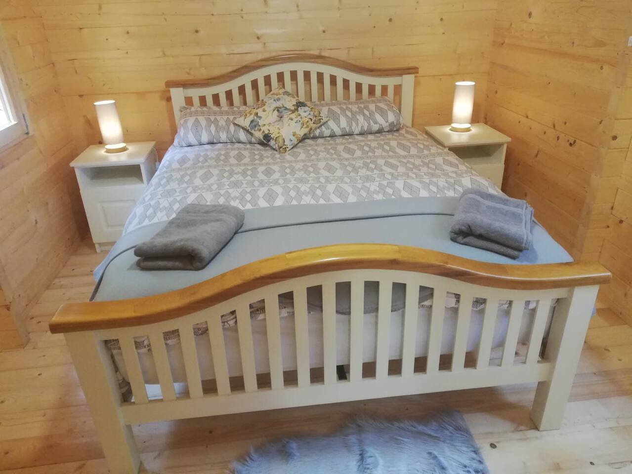 Log cabin on the lake - Sleeps 4 & jacuzzi in Nenagh, Lough Dreg