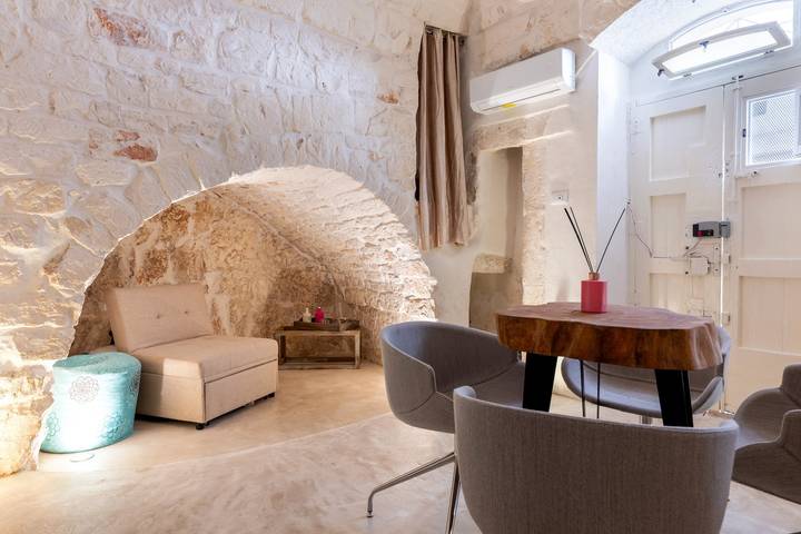 Casa Vacanze 'Suite Renoir' con Wi-Fi e Aria Condizionata in Ostuni, Salento