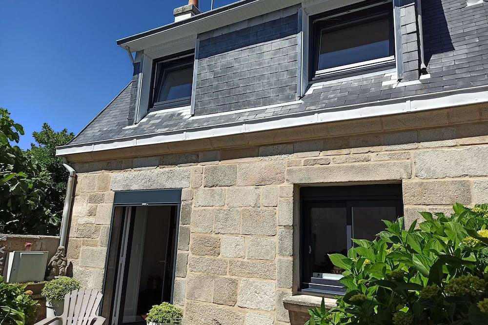 Charming, renovated fisherman's cottage in the heart of Ile Tudy, with a private courtyard in Île-Tudy, Côte de Cornouaille
