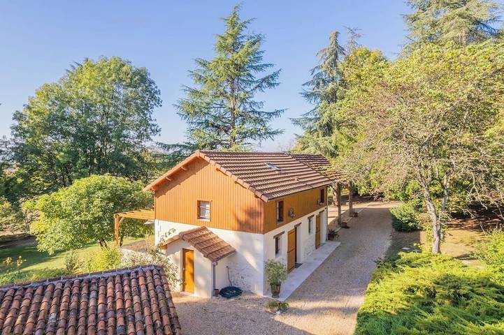 Location de vacances pour 6 personnes, avec jardin à Eyvirat