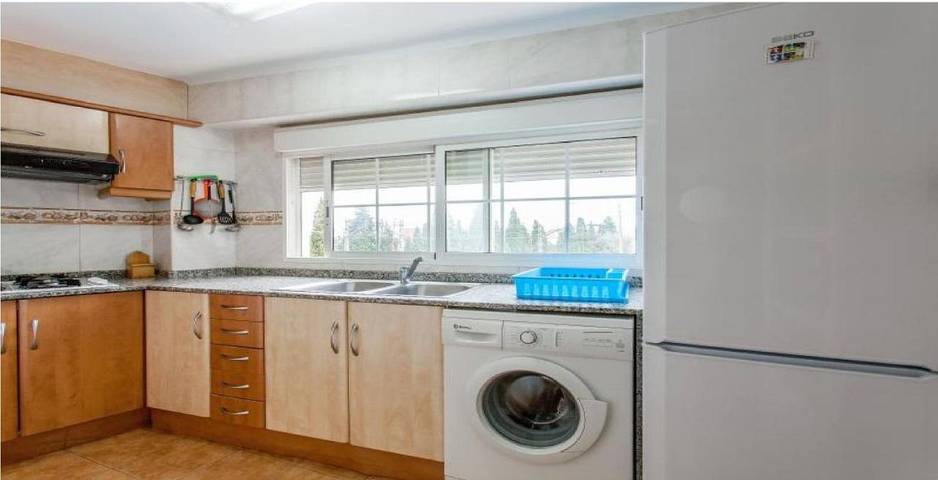 Gîte pour 6 personnes, avec terrasse et vue ainsi que jardin et piscine à Moncada - 4