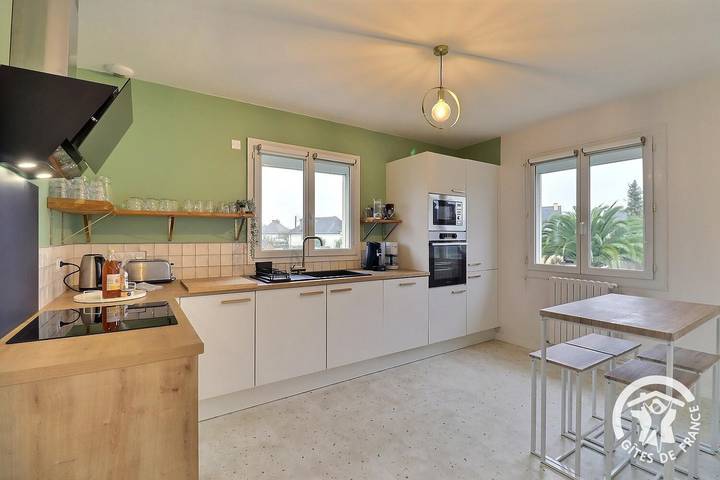 Gîte pour 12 personnes, avec jacuzzi ainsi que jardin et terrasse, animaux acceptés à Pleurtuit - 4