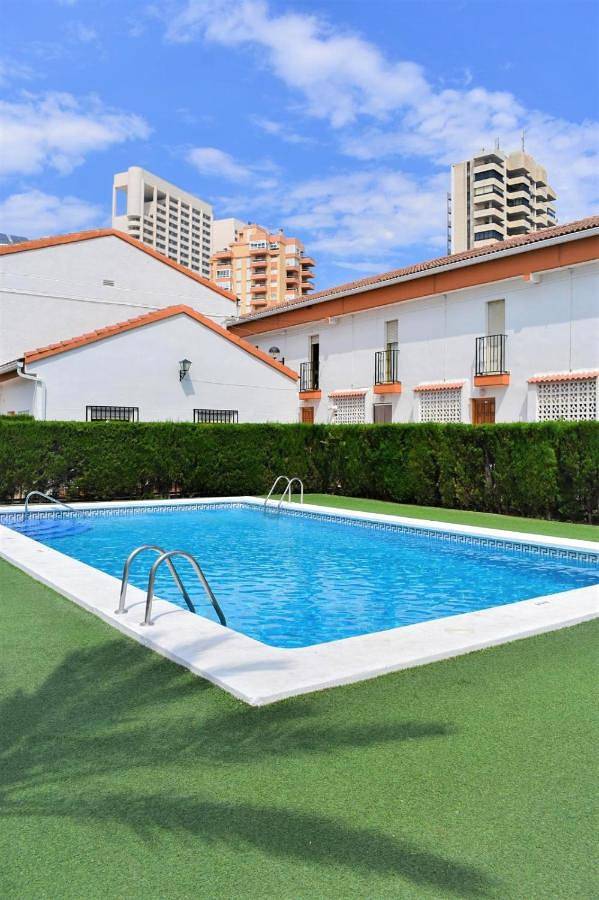 Bungalow para 5 personas, con vistas además de balcón y piscina en Benidorm