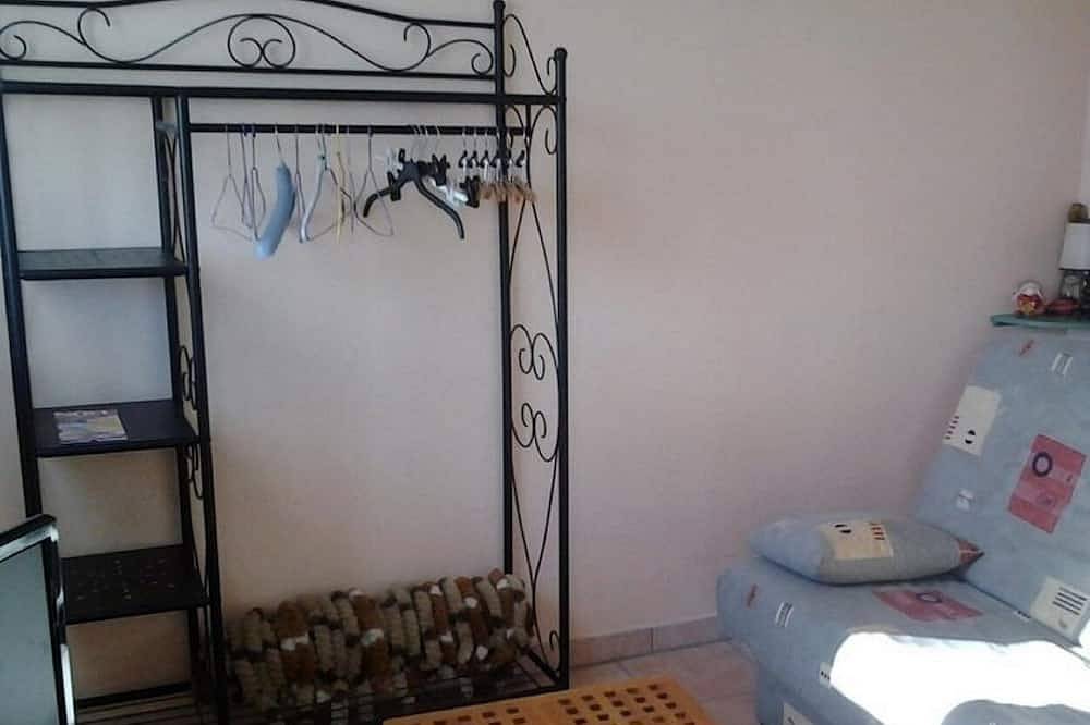 Gite 3 Pieces de 35 M2 et Terrain Pour 2/3 personnes in Esparron-de-Verdon, Alpes-de-Haute-Provence