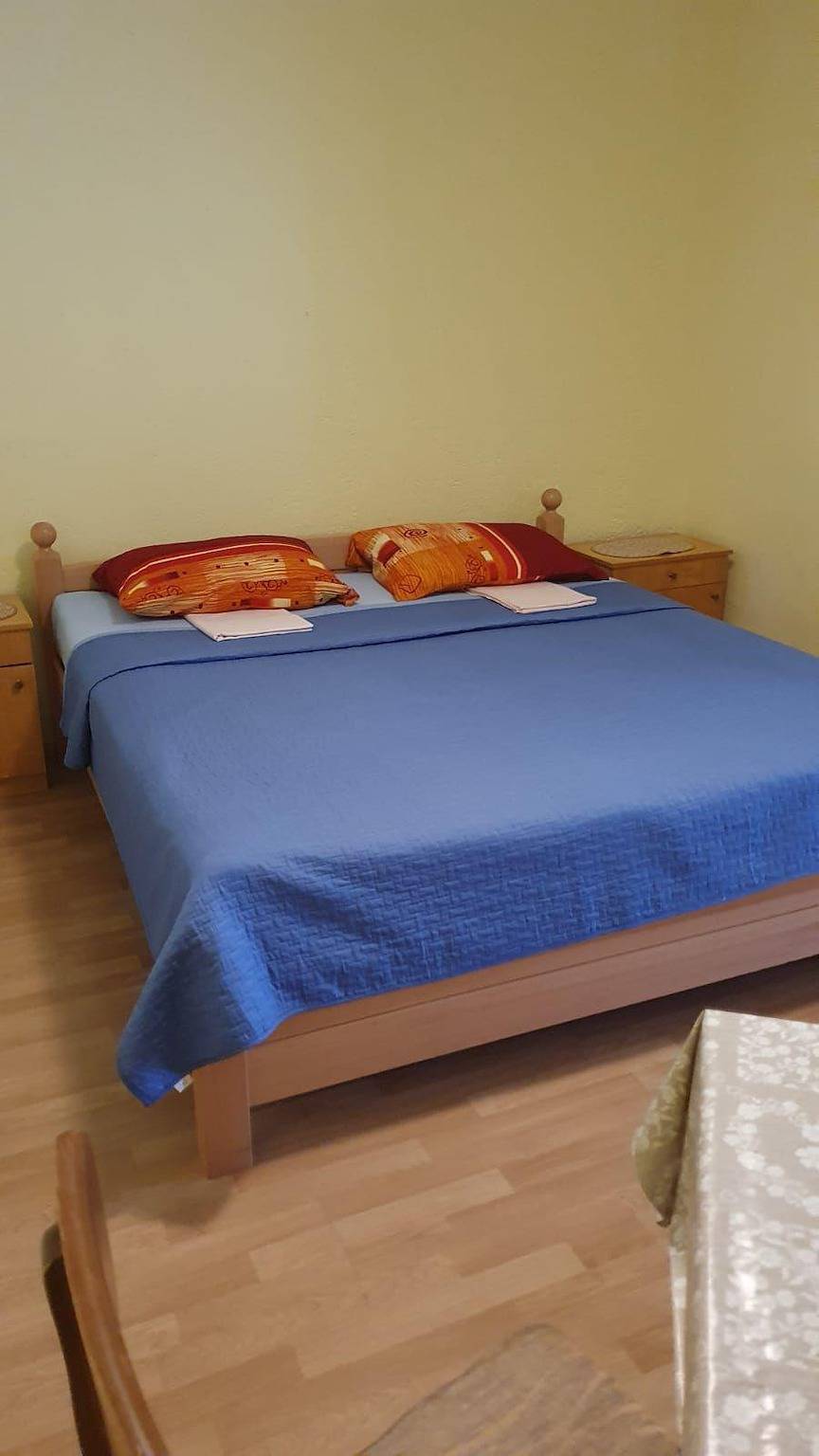 Ganze Ferienwohnung, App in Erdgeschoss Meerblick Terasse etage ober in Karlobag, Naturpark Velebit