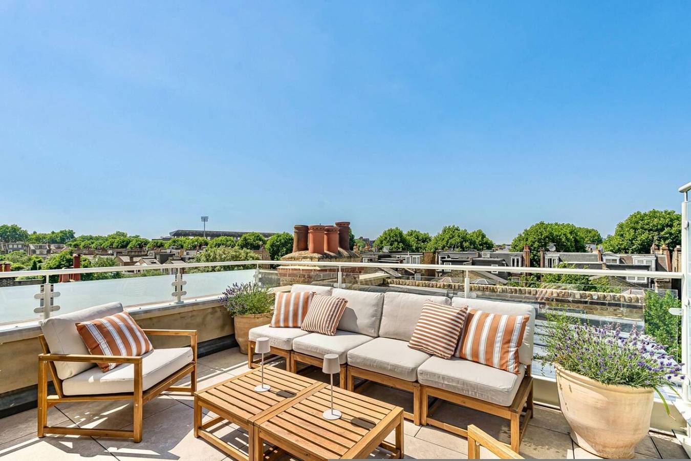 Luxury 6-Bed Mansion | Gym | Sauna | Pool | Ac in Hammersmith and Fulham, London