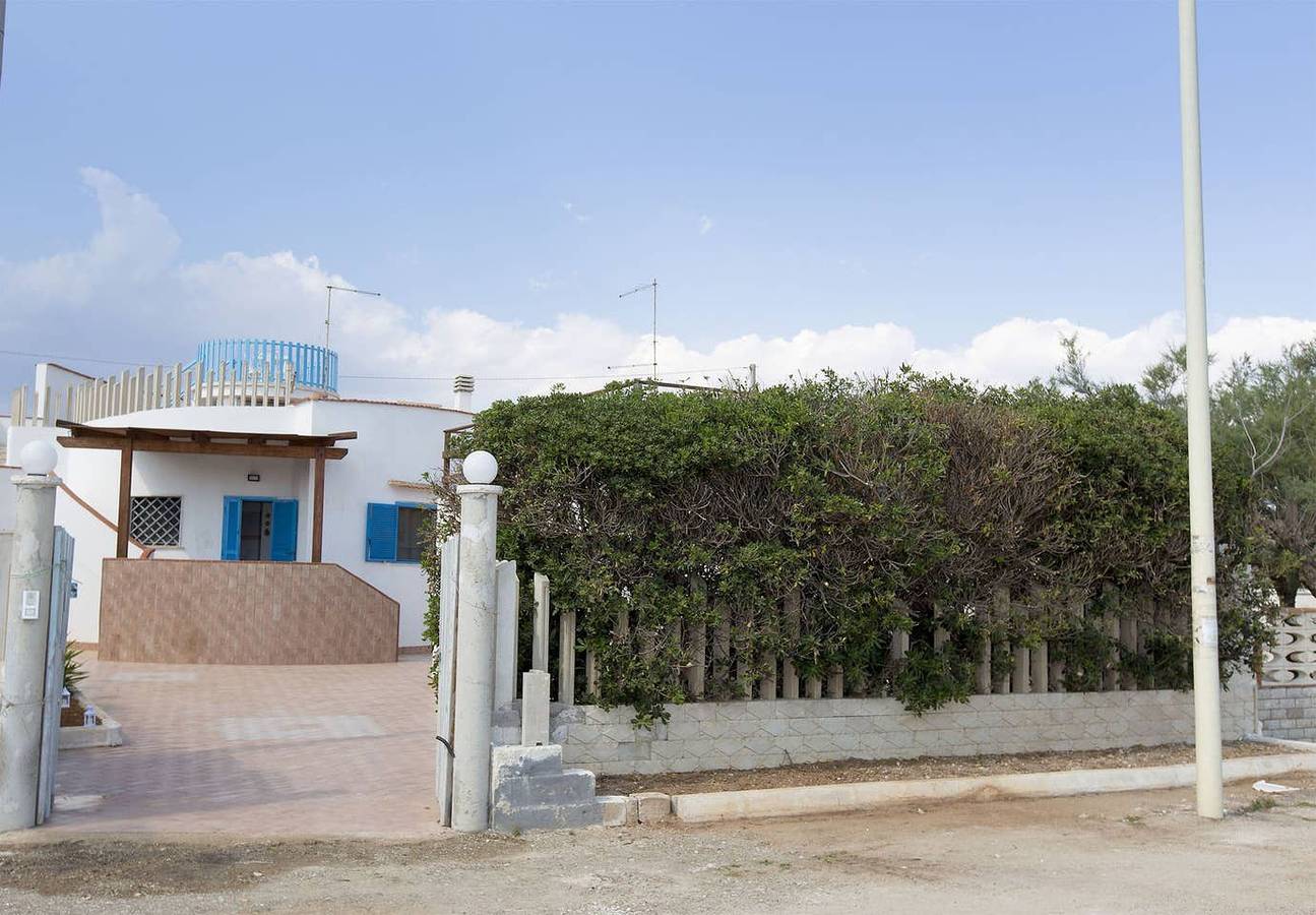 Villa Azzurra con piscina e con vista mare fronte Spiaggia Specchiarica di San Pietro in Bevagna in Specchiarica, Manduria