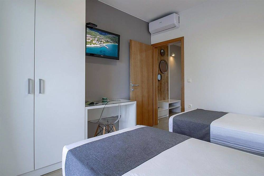 Cijeli apartman, ☼New & sunny apartment with balcony, parking space, bicycles & 3 min to beach☼ in Babićeva plaža, Zaostrog