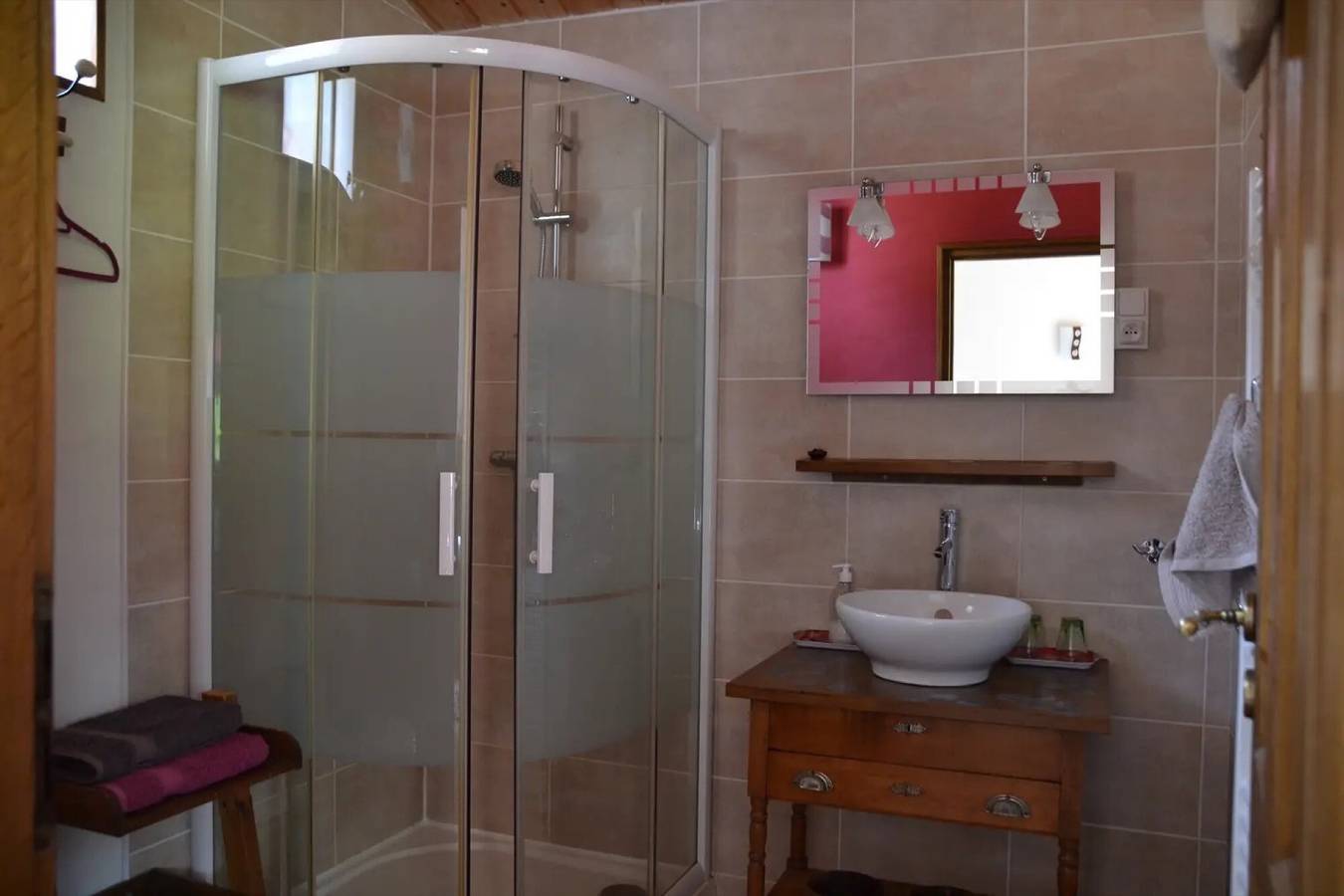Chambre d’hôtes « La Framboisine » avec terrasse et jardin partagés in Bourgvilain, Région de Mâcon