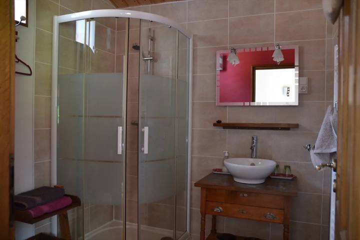 Bed & Breakfast „Chambre D'hôtes La Framboisine“ mit Gemeinschaftsterrasse und -garten in Bourgvilain, Mâcon und Umgebung