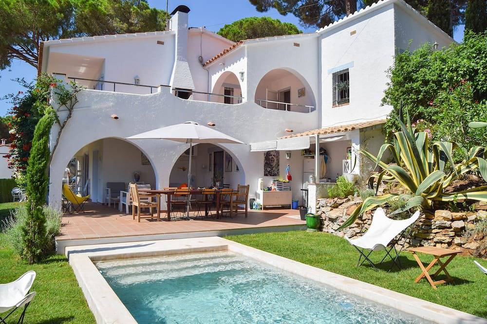 Villa 500 mts to the beach-Pals.Capacity 7 people.Pool and porch. in Pals, Costa Brava