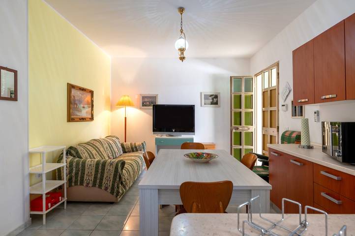 Holiday Home "Villa Minetta" with Private Pool, Covered Terrace, Garden, and Wi-Fi in Leporano, Gulf of Taranto