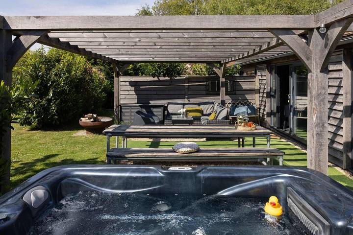 Rural Lodge Retreat with Hot Tub in Sussex Occidental