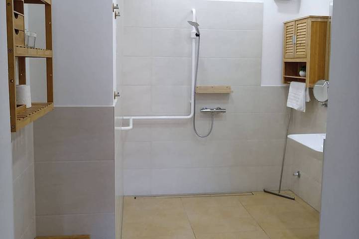 Ganze Wohnung, Kompakte barrierefreie Ferienwohnung auf Gutshof mit viel Natur, See in Tangerhütte, Altmark
