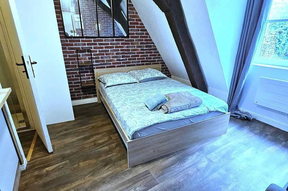 Entire apartment, Homerez - Cozy Studio in Montluçon - 19 m² with handy amenities in Montluçon, Montluçon region