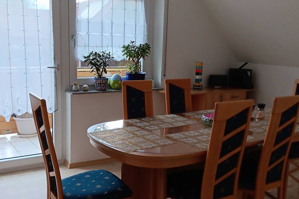Ganze Wohnung, Ferienwohnung 97qm mit Balkon und Badezimmer mit Dusche und Badewanne in Bodenwöhr, Ostbayern