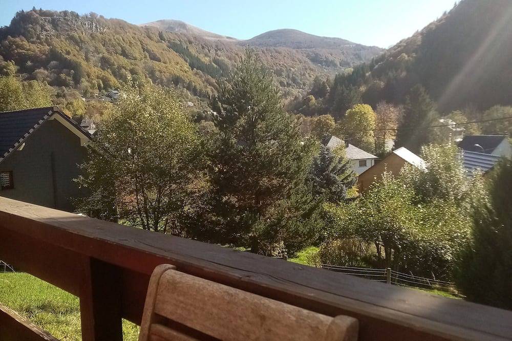 Chalet with panoramic view, optimum sunshine! in Mont-Dore, Parque Natural Regional Volcans d'Auvergne