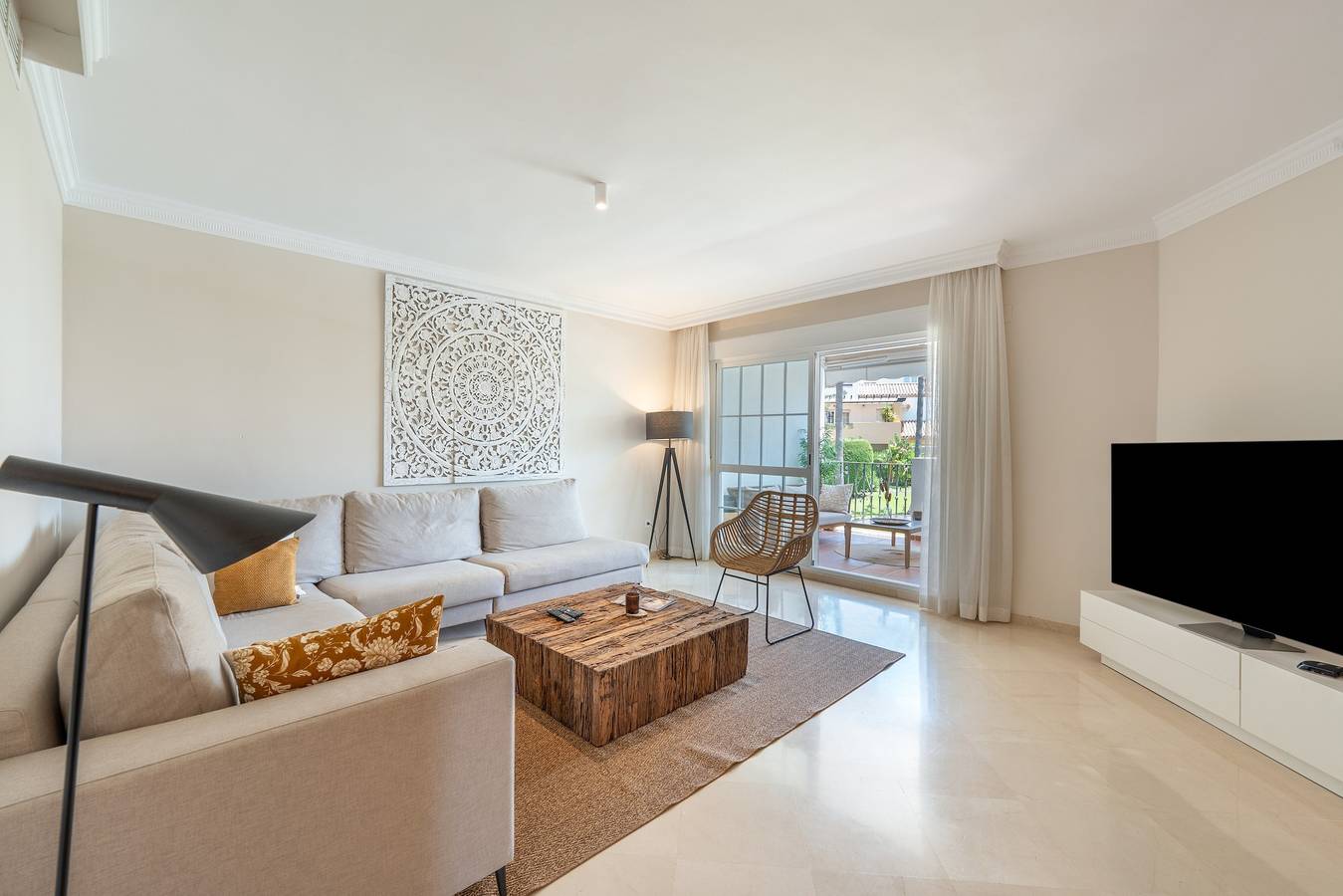 Holiday Home 'Beautiful and Bright Beach Home' with Wi-Fi and Air Conditioning in Las Chapas, Marbella