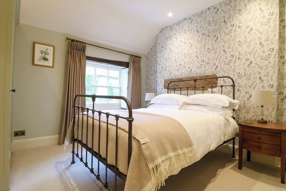 Christmas Cottage, romantic, luxury holiday cottage in Bakewell in Ashford in the Water, Derbyshire