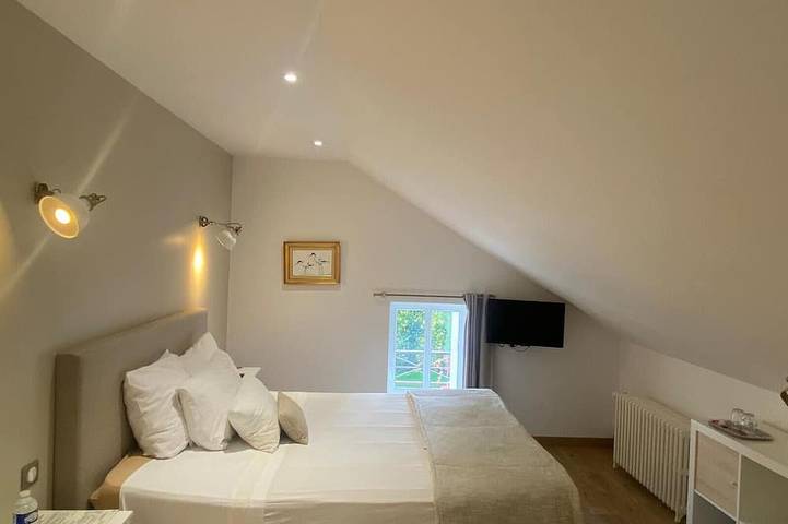 Chambre d’hôte pour 5 personnes, avec piscine ainsi que jardin et balcon dans Indre